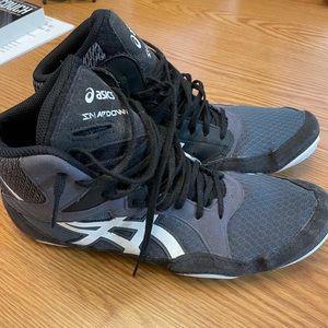 Men’s wrestling shoes.